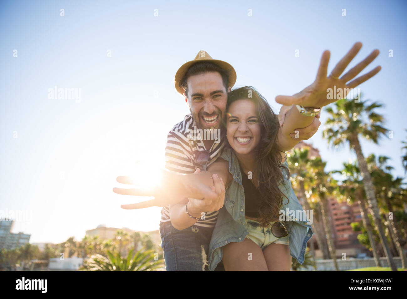 Portrait von glücklichen Mann seine Freundin Hände halten Lachen Stockfoto