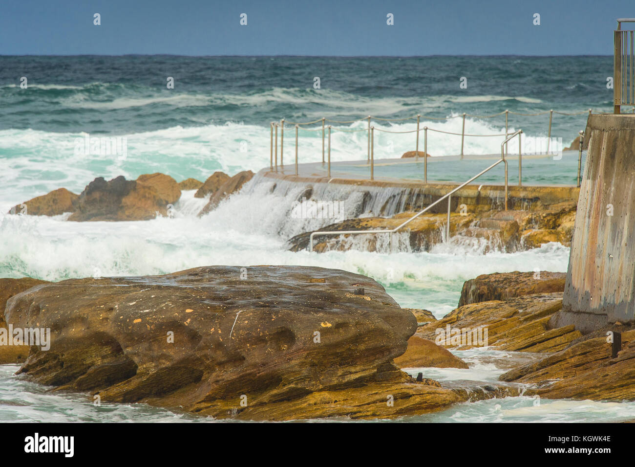 Big Surf Bedingungen am Bronte Beach rock Pool in Sydney, NSW, Australien Stockfoto