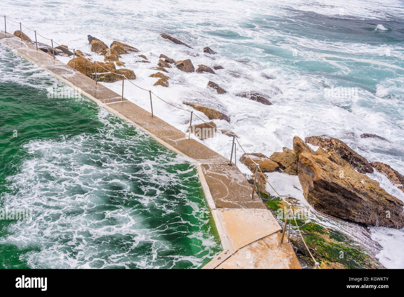 Big Surf Bedingungen am Bronte Beach rock Pool in Sydney, NSW, Australien Stockfoto