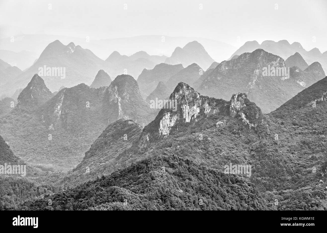 Schwarz-weiß Bild von Karsterscheinungen um guilin an einem nebligen Tag. Es ist eines der beliebtesten Reiseziele in China. Stockfoto