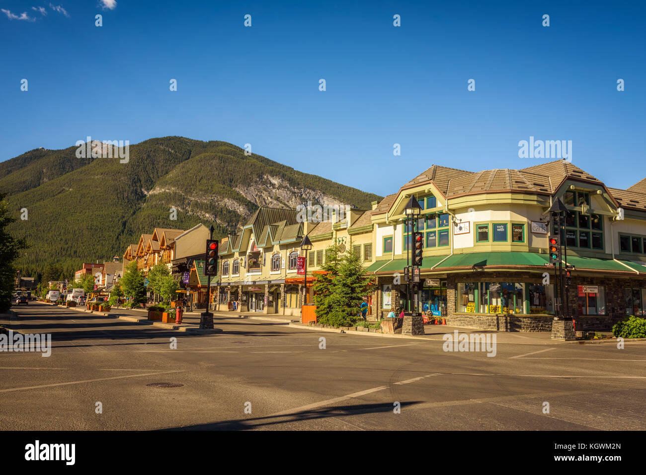 Blick auf die Straße des berühmten Banff Avenue in Banff, Alberta Stockfoto