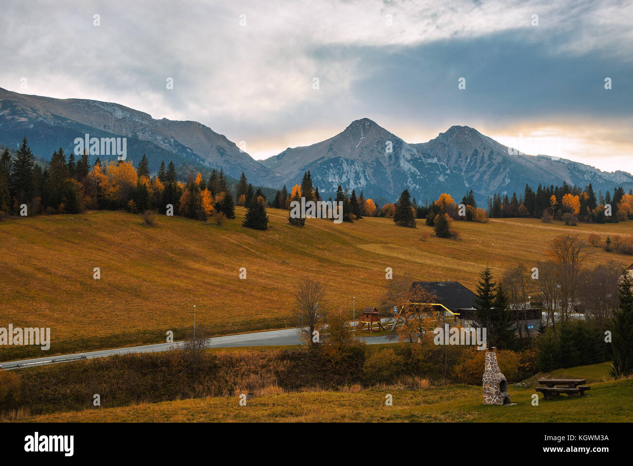 Herbst in der Hohen Tatra, von dem Dorf Zdiar gesehen Stockfoto