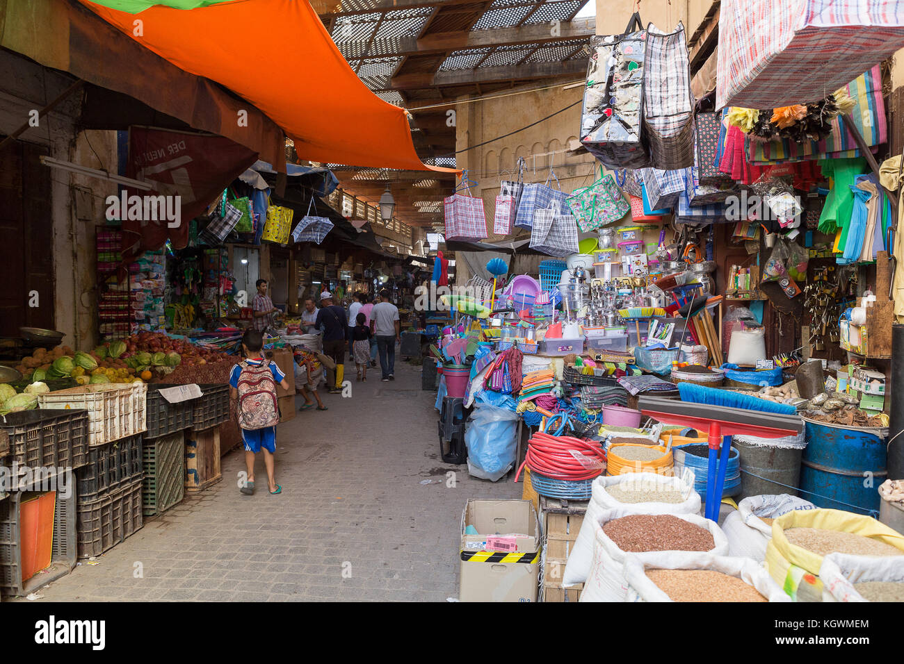 Street Market in der Medina (Altstadt), Fes, Marokko. Stockfoto