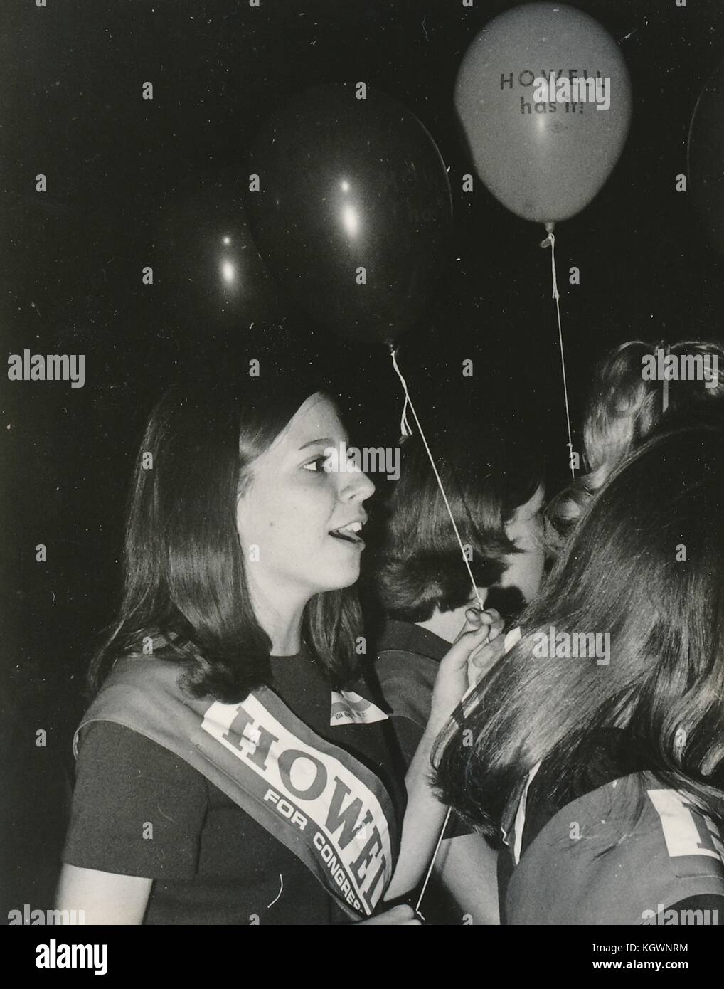 Junge Studentinnen mit Coed College-Studenten marschieren mit Schärpen und Ballons mit der Lesung "Howell" an der North Carolina State University, Raleigh, North Carolina, wahrscheinlich Förderung Politiker Howell Heflins, 1970. () Stockfoto