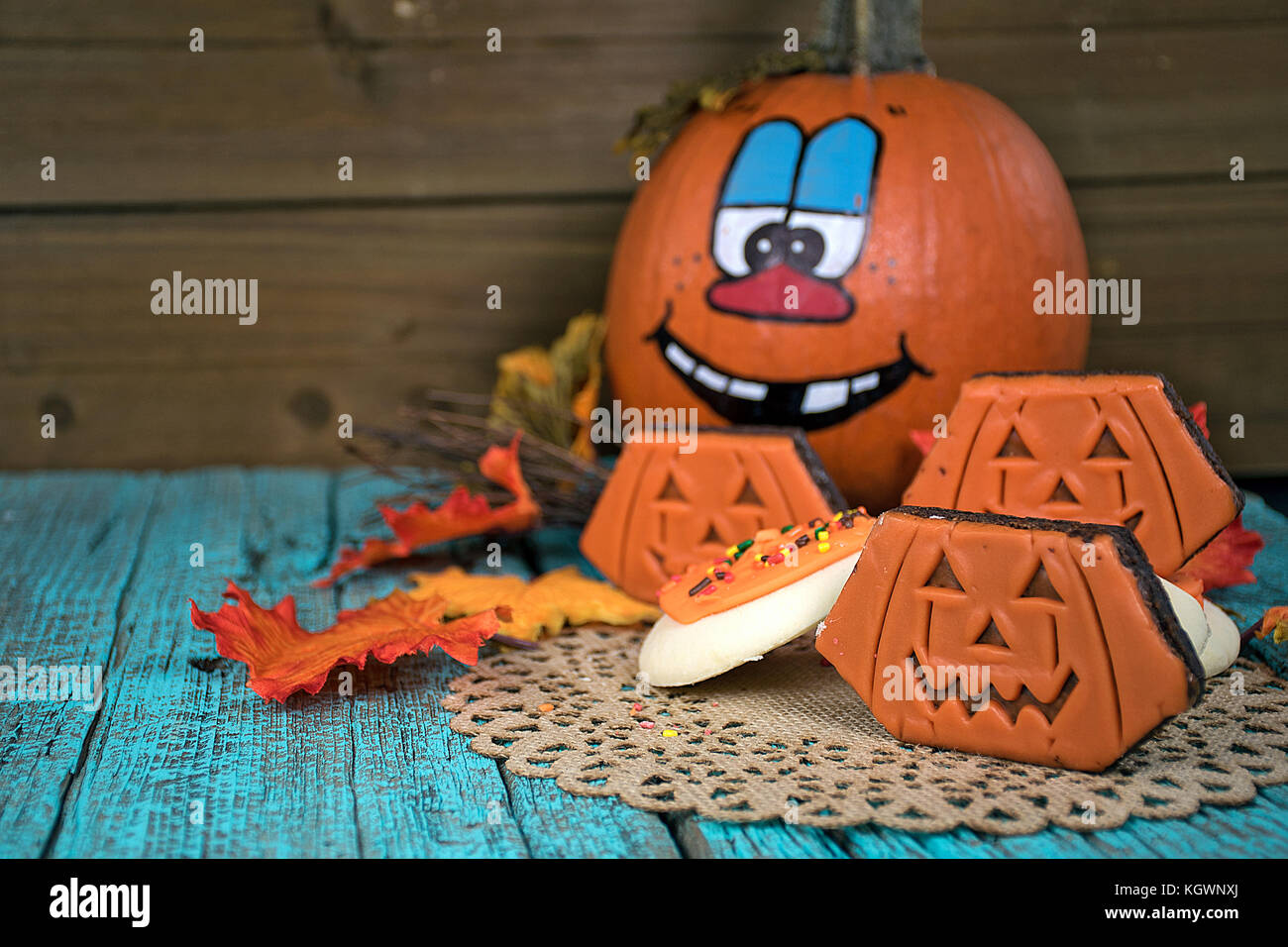 Happy Halloween Kürbis mit Cookies und Brownies auf sackleinen Deckchen Stockfoto