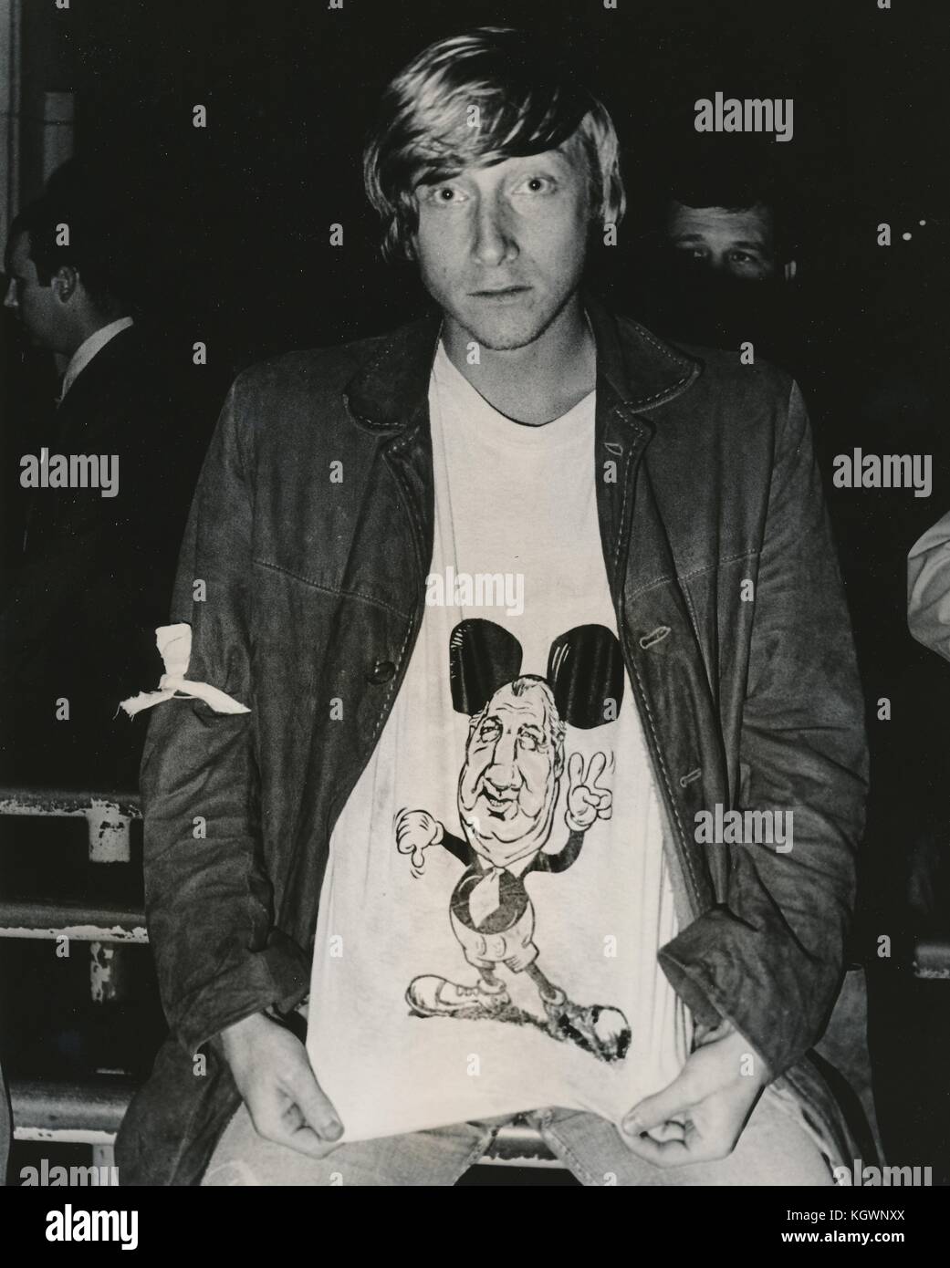 Ein Student in Hippie-Kleidung zeigt ein satirisches T-Shirt, das den Politiker Spiro Agnew als Mickey-Maus-Karikatur während eines Studentenprotests gegen den Vietnamkrieg an der North Carolina State University, Raleigh, North Carolina, 1970 zeigt. () Stockfoto