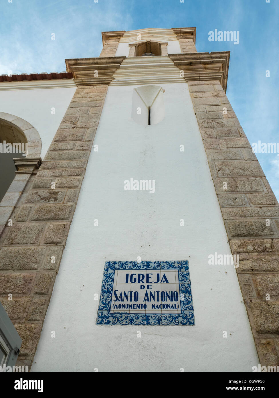 Blick von der alten portugiesischen Stadt ameijeira. Barocke Kirche von Sant Antonio. südwestlichen Atlantikküste Portugals. Stockfoto