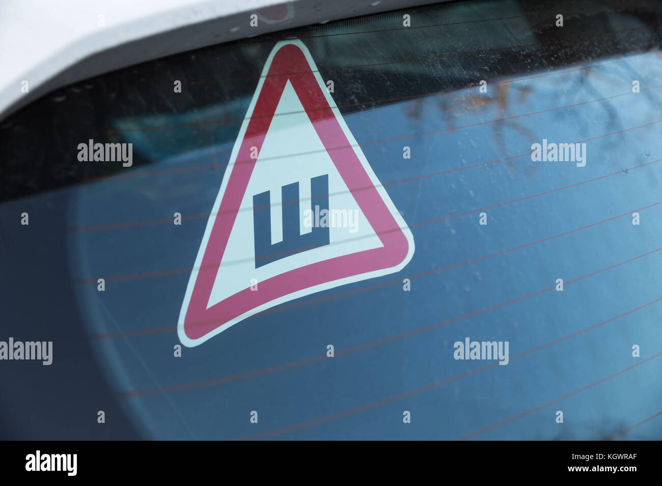 Tudded auf dem Schild Reifen hängen im Auto auf der Heckscheibe Stockfoto