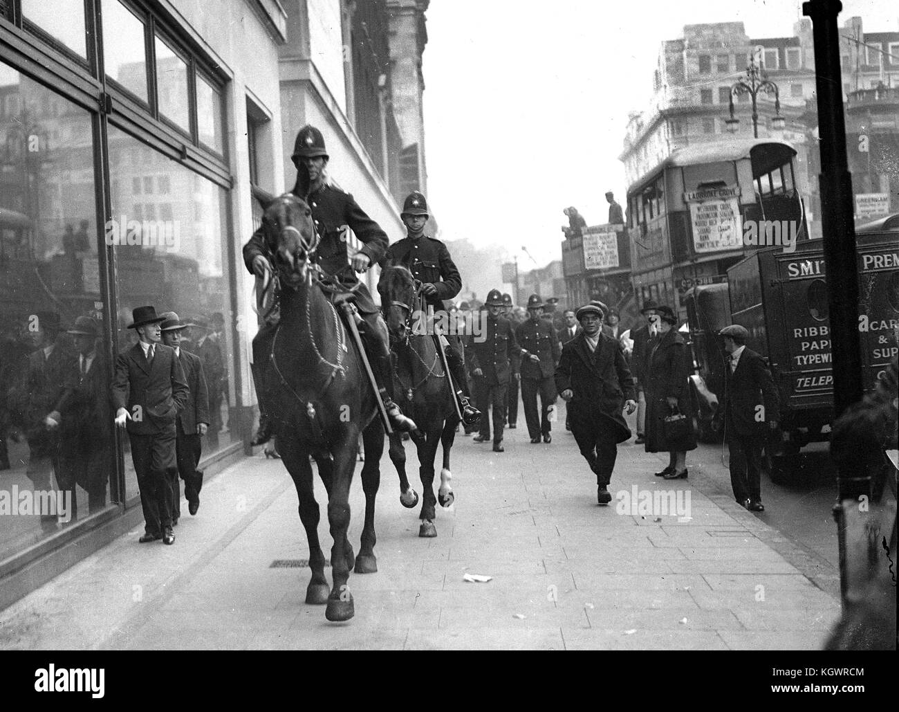 Berittene Polizei Offiziere auf dem Bürgersteig während der Arbeitslosen Krawalle in London während der Depression September 1931 Stockfoto