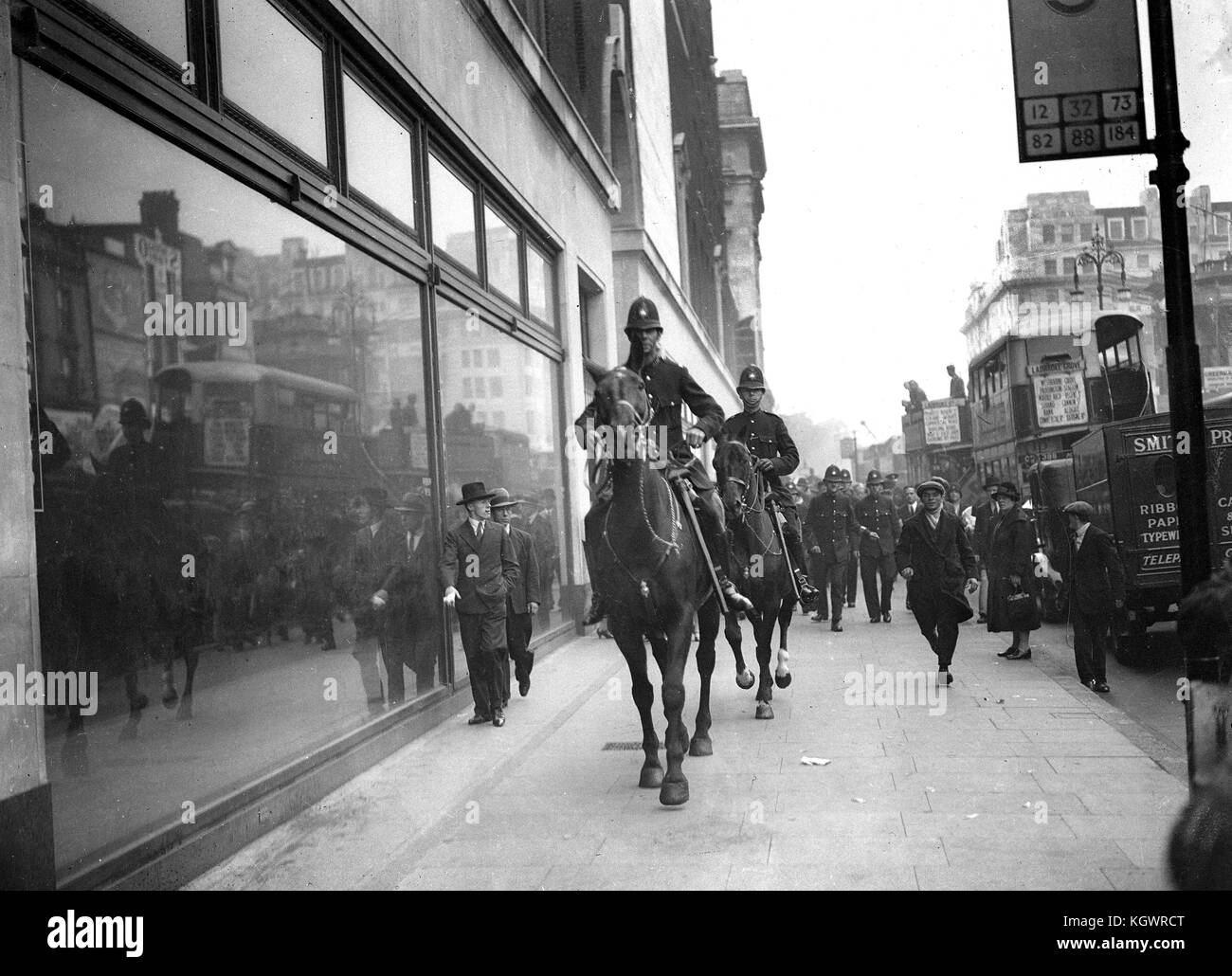 Berittene Polizei Offiziere auf dem Bürgersteig während der Arbeitslosen Krawalle in London während der Depression September 1931 Stockfoto