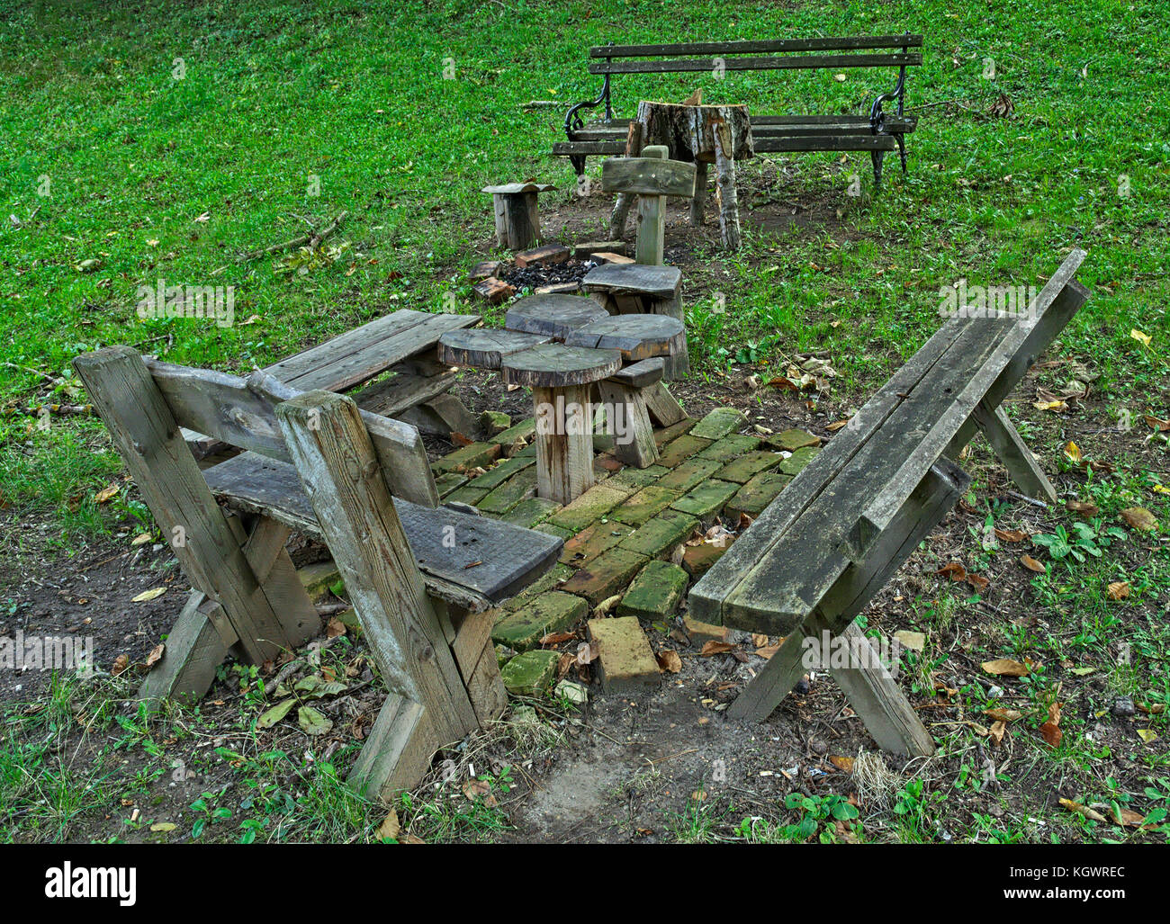 Holztisch und Bänke zum Entspannen in Park Stockfoto