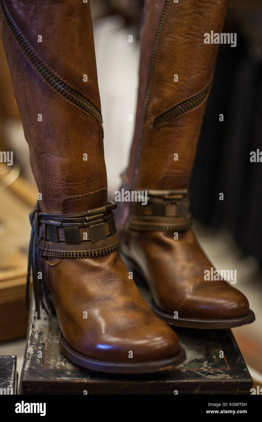 Paar Braune Leder Damen Stiefel Im Westlichen Stil Auf Einem Alten Schuhkarton Angezeigt Stockfotografie Alamy