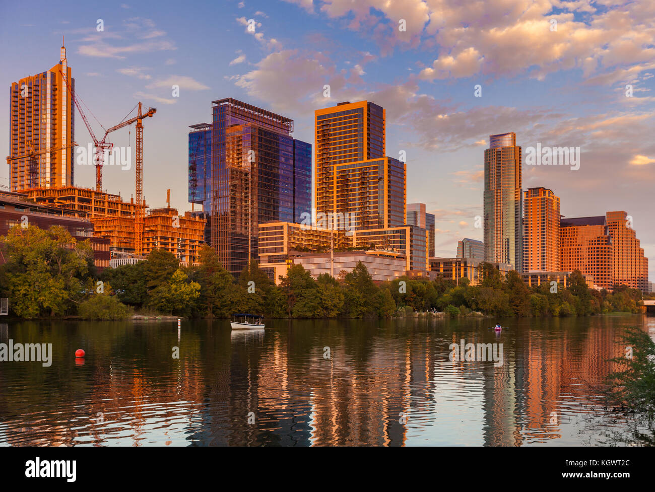 Austin, Texas mit neuen Gebäuden steigt, in Lady Bird Lake bei Sonnenuntergang/Austin Skyline und Neubauten widerspiegelt Stockfoto