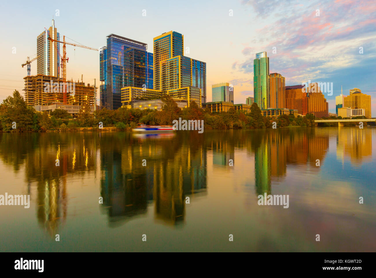 Austin, Texas mit neuen Gebäuden steigt, in Lady Bird Lake bei Sonnenuntergang/Austin Skyline und Neubauten widerspiegelt Stockfoto