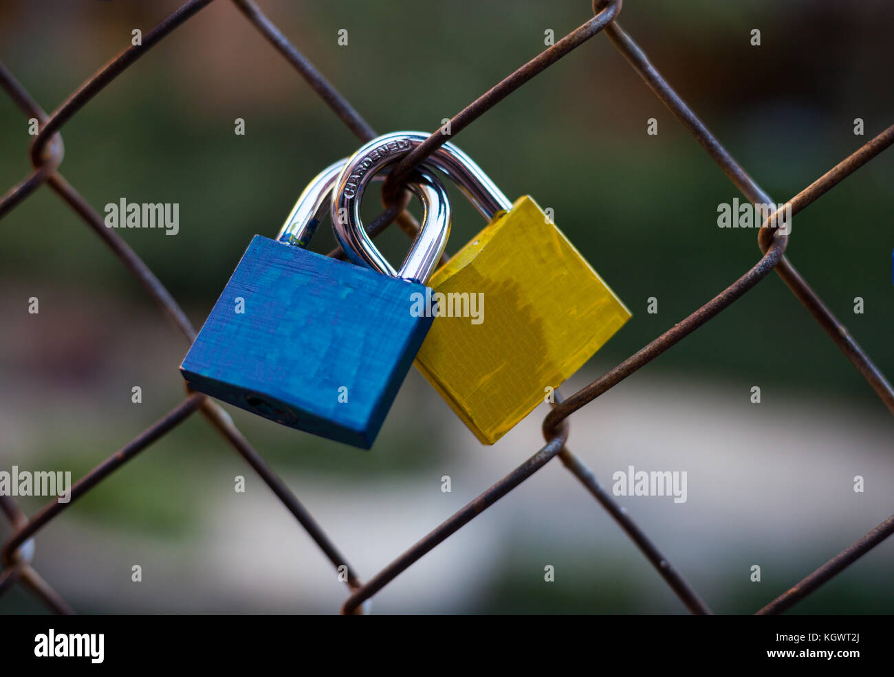 Paar liebe Schleusen miteinander verbunden Stockfoto