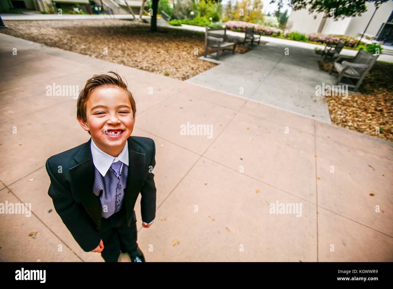 Eine nette Hochzeit Ring bearer Junge lächelnd mit einem fehlenden vorderen Zahn Stockfoto