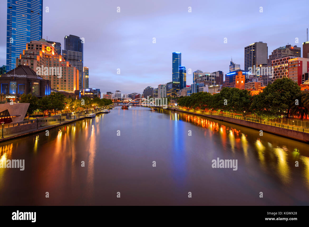 Melbourne, Southbank und den Fluss Yarra vor Sonnenaufgang, Melbourne, VIC, Australien Stockfoto