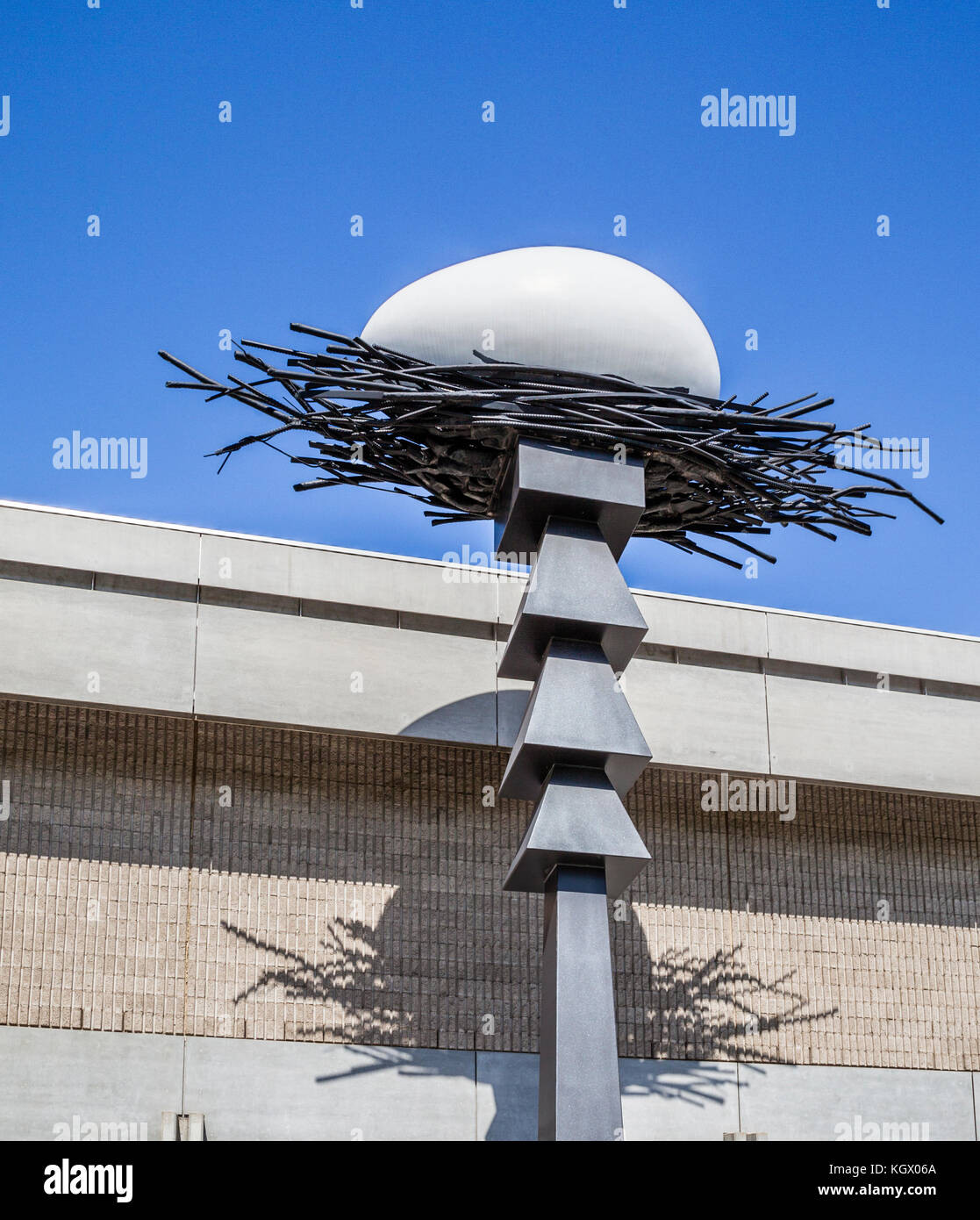 Australien, New South Wales, Newcastle, schrullige ei Skulptur von Brett Whiteley, betitelt "schwarzen Totem II' an der Newcastle Art Gallery Stockfoto