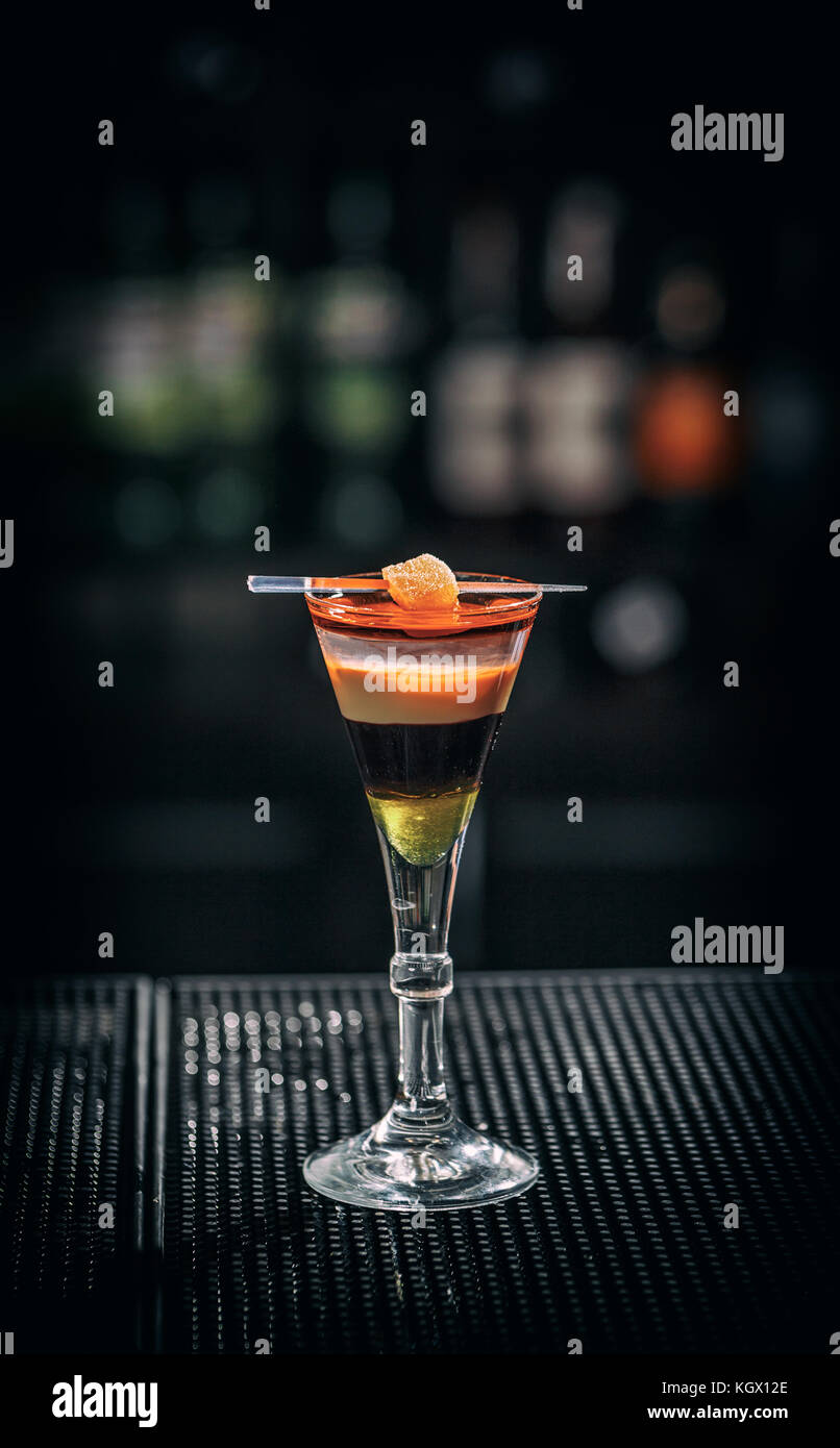 In der Nähe von Glas mit erfrischenden Layered cocktail Stockfoto