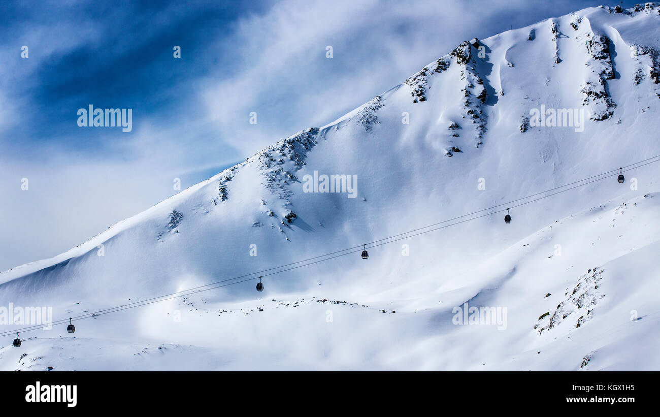 Skilift mit steilen und schneebedeckten Hang Hintergrund Stockfoto