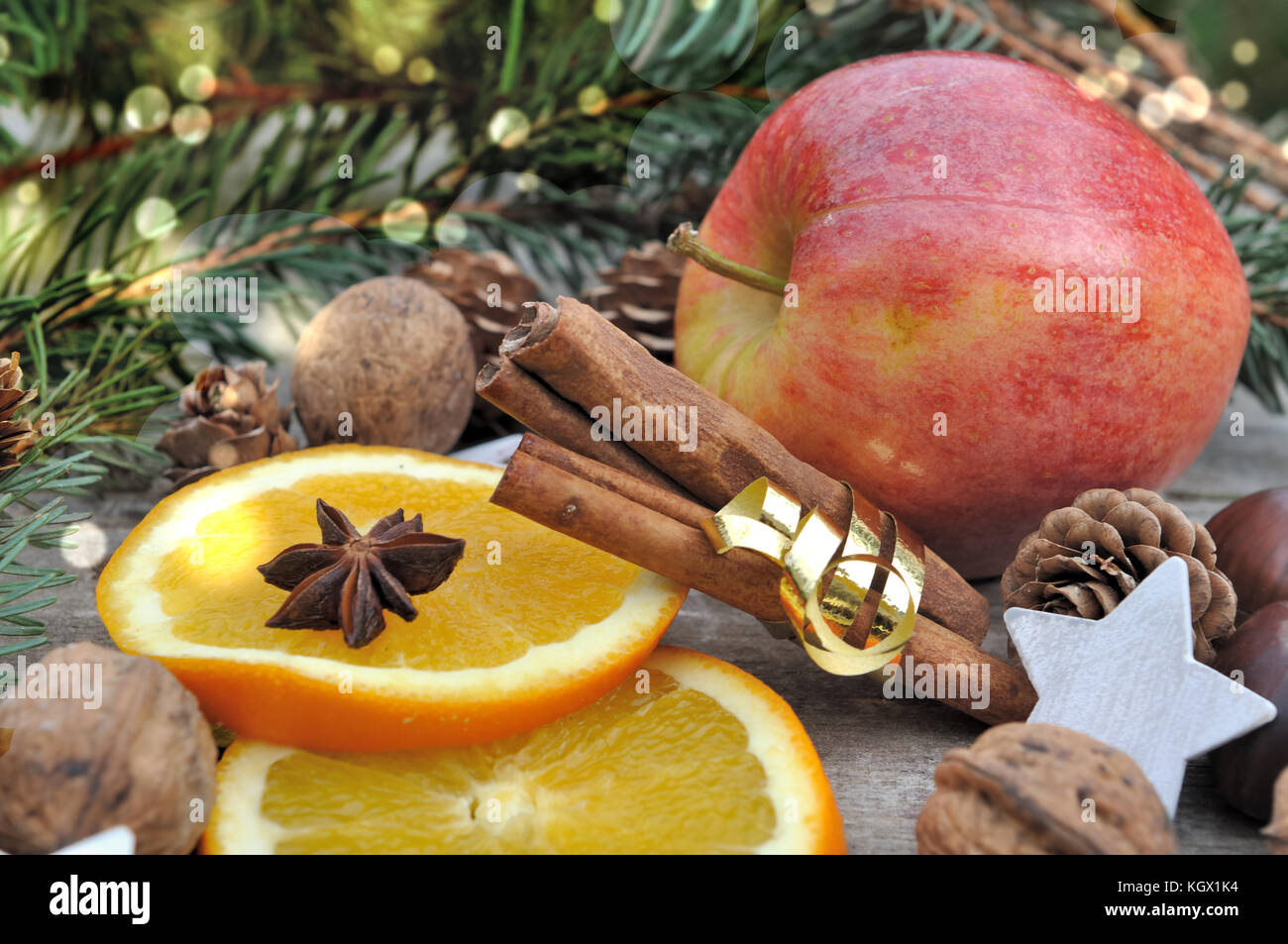 Stick von Zimt in goldenen Band mit Orange Slice und red apple Stockfoto