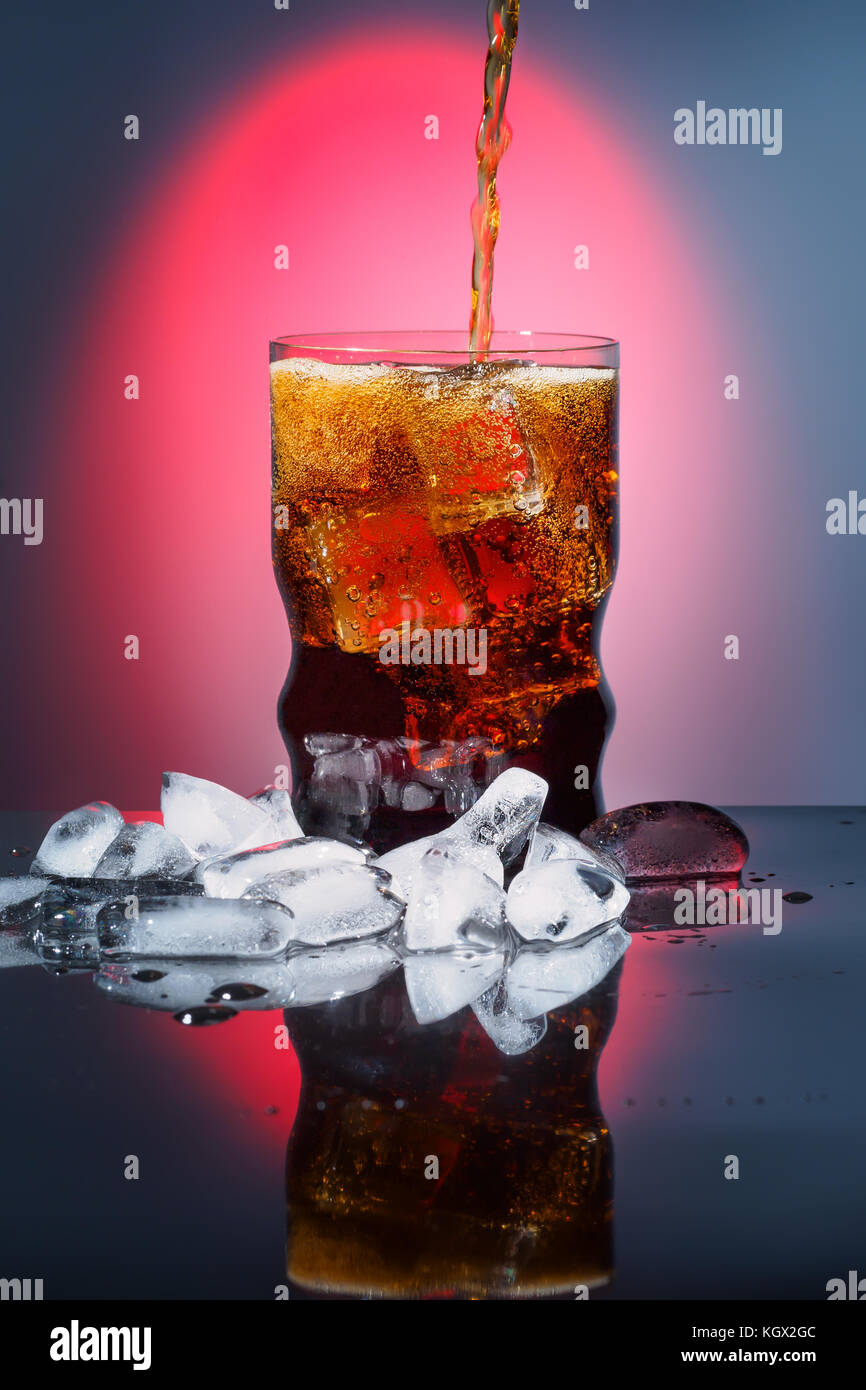 Cola im Glas mit Eis sweet Sparkling kohlensäurehaltige Getränk trinken Fast Food mit großen Kalorie Stockfoto