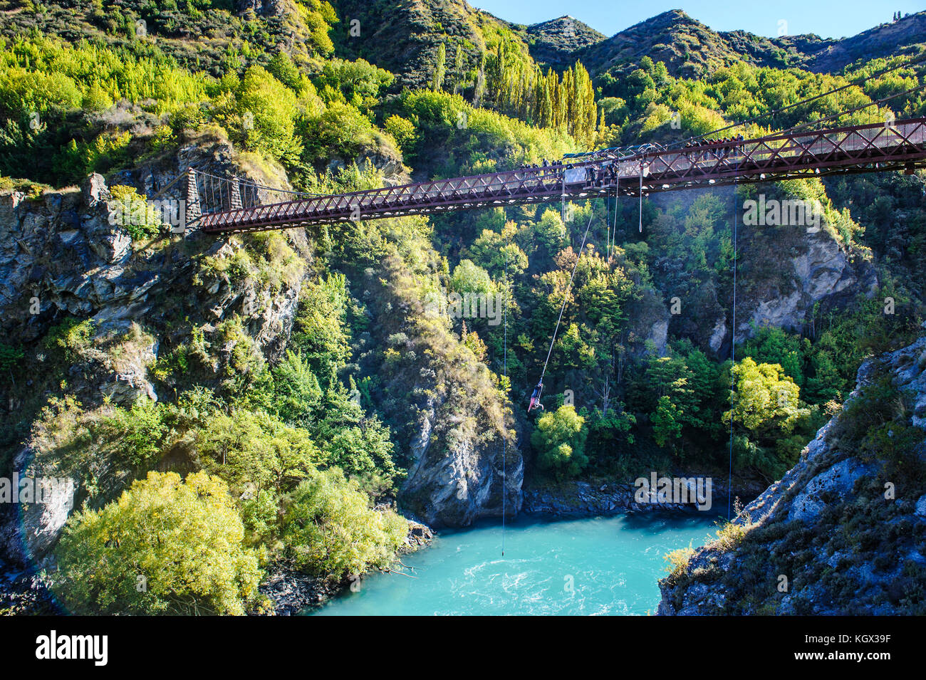 Aj Hackett Bungy Jumping auf dem Kawarau Brücke über den Kawarau River in der Nähe von Queenstown, Südinsel, Neuseeland Stockfoto