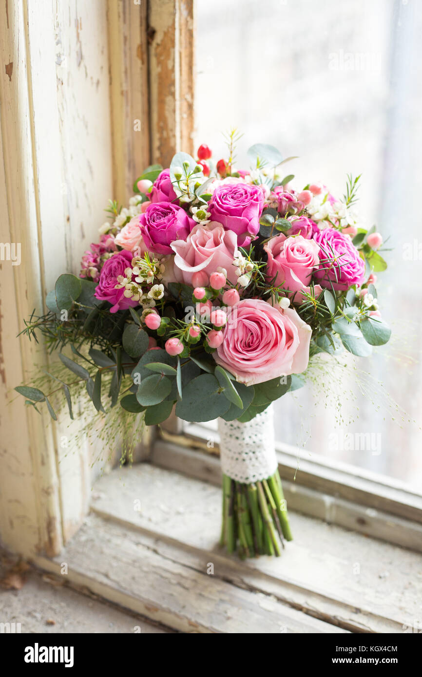 Rosa Hochzeit Rosen Blumenstrauß in einem alten Stil Fenster platziert Stockfoto