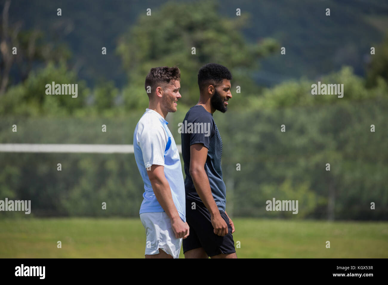 Zwei Fußball-Spieler in den Boden stehend an einem sonnigen Tag Stockfoto