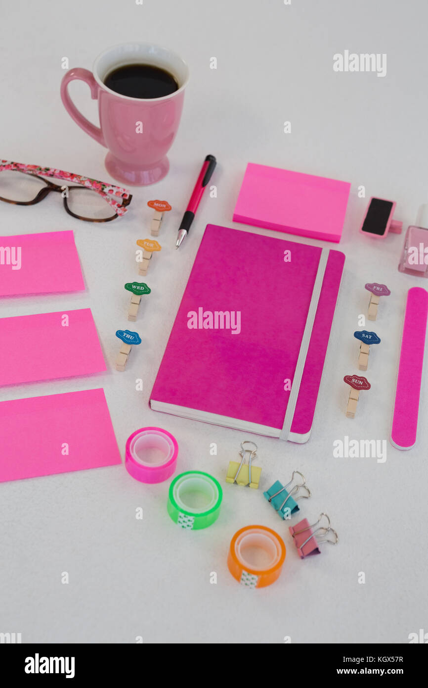 Rosa hued Zubehör, candy Sticks, Kaffee und Schreibwaren Artikel auf weißem Hintergrund Stockfoto