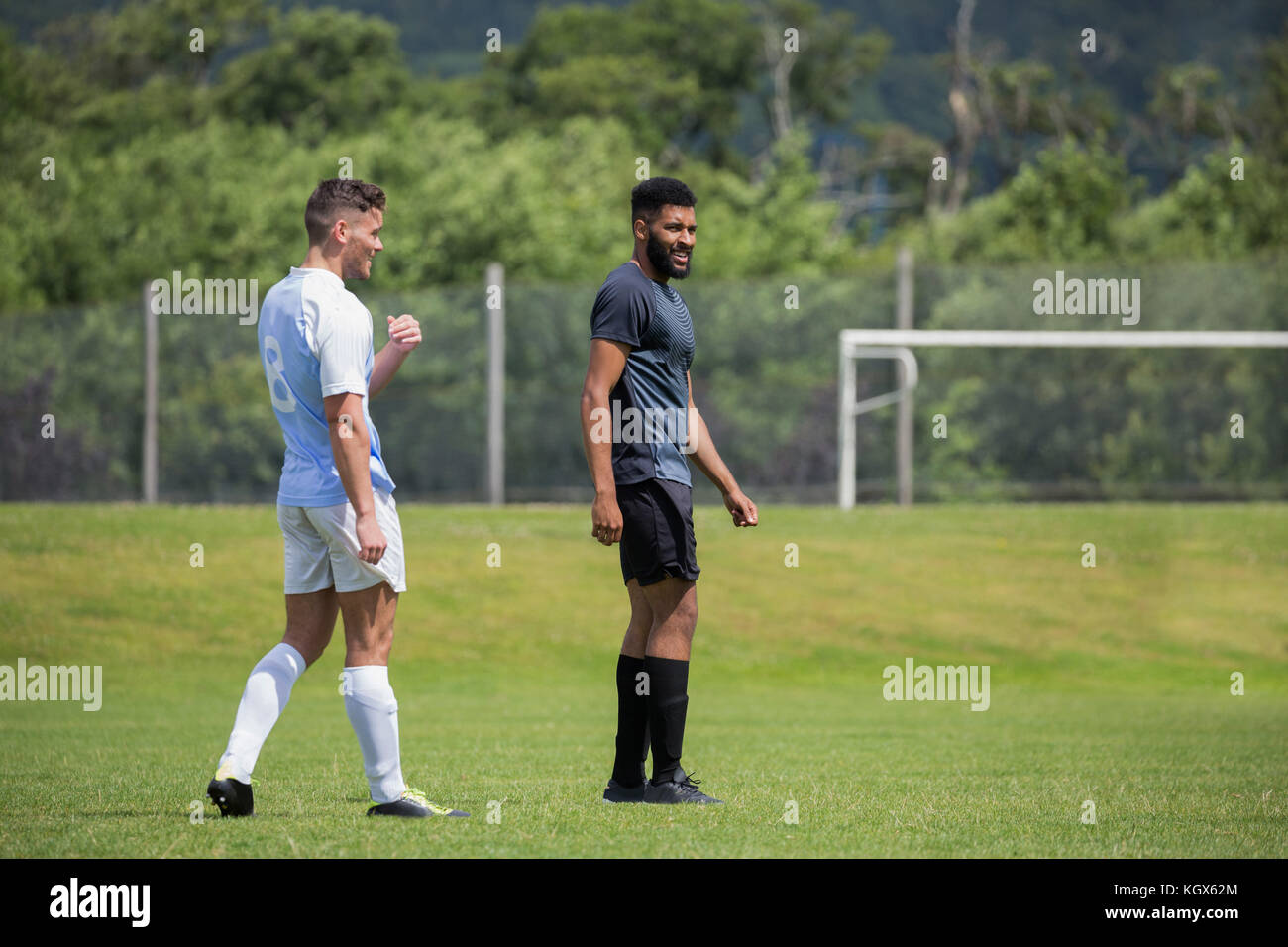 Zwei Fußball-Spieler in den Boden stehend an einem sonnigen Tag Stockfoto