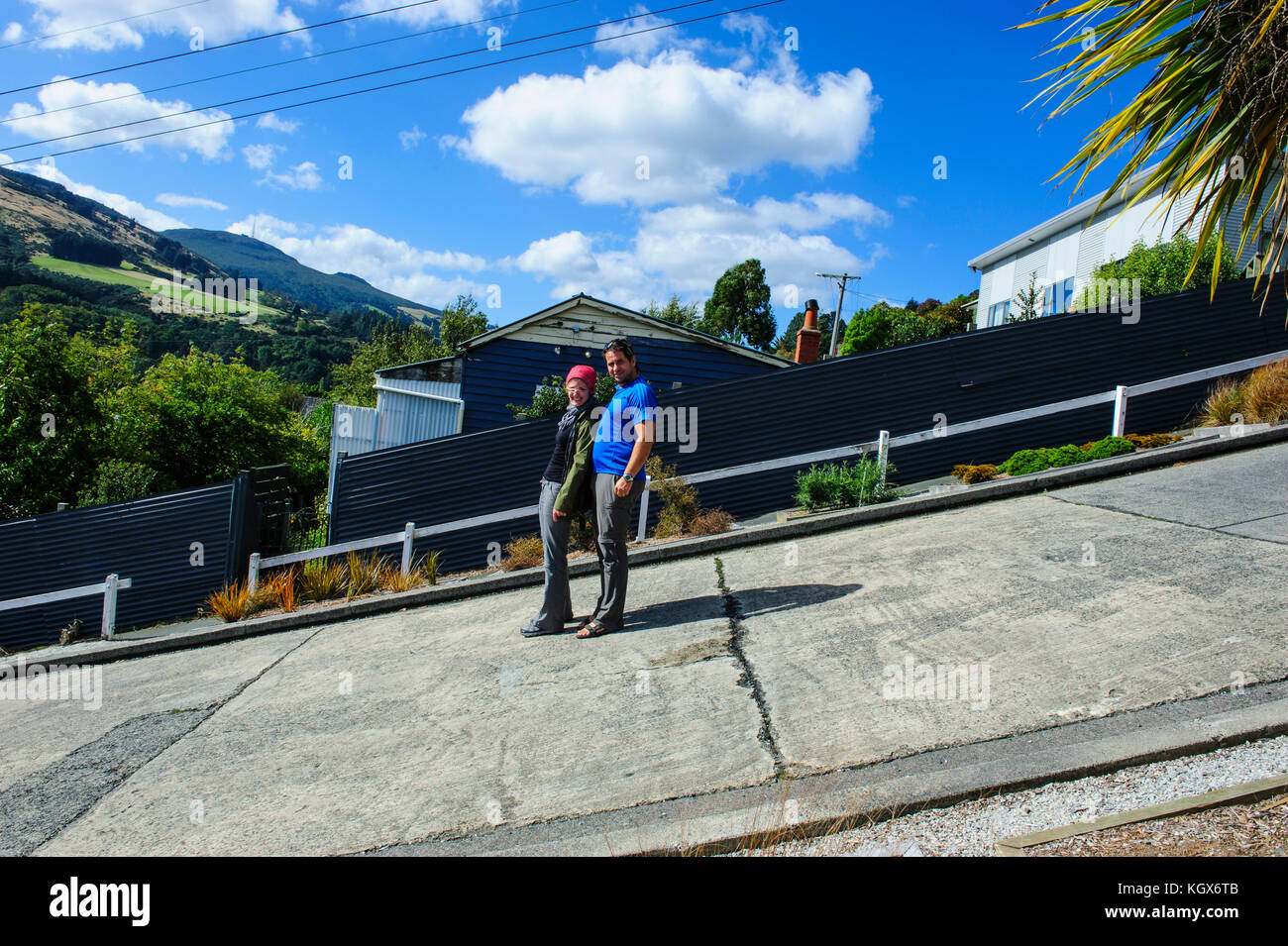 Touristen stehen auf Baldwin Street die Welten der steilsten Wohnstraße, Dunedin, Südinsel, Neuseeland Stockfoto