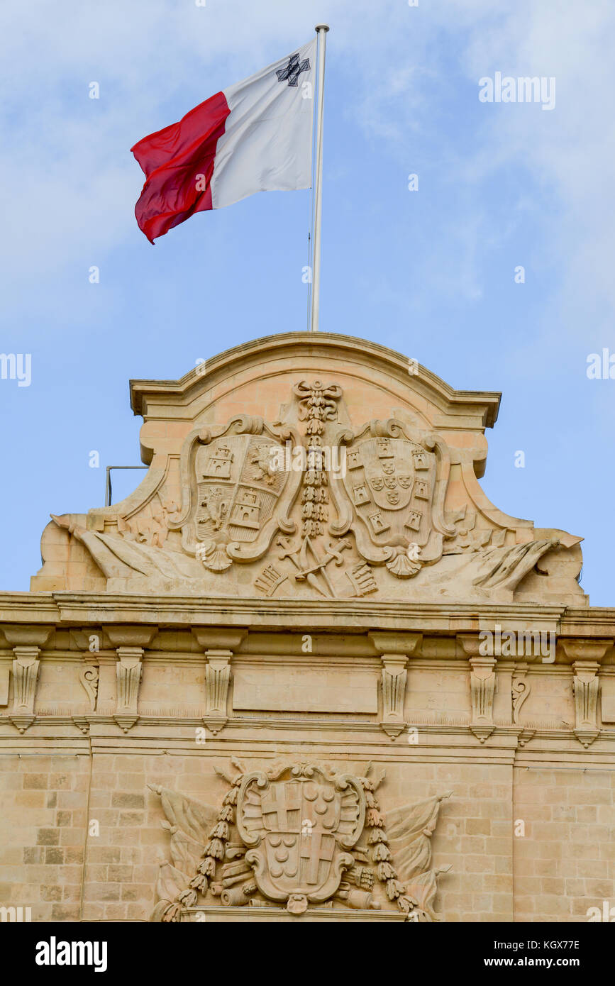 Malta Nationalflagge auf Auberge de Castille in La Valletta, Malta Stockfoto