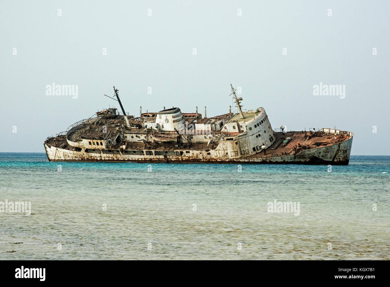 Rotes Meer Schiffbruch in der Nähe von Al Qattan Strand, südlich der Stadt Jeddah, Saudi Arabien. Untiefen und seichtem Wasser macht Bootfahren und Schwimmen verboten. Stockfoto