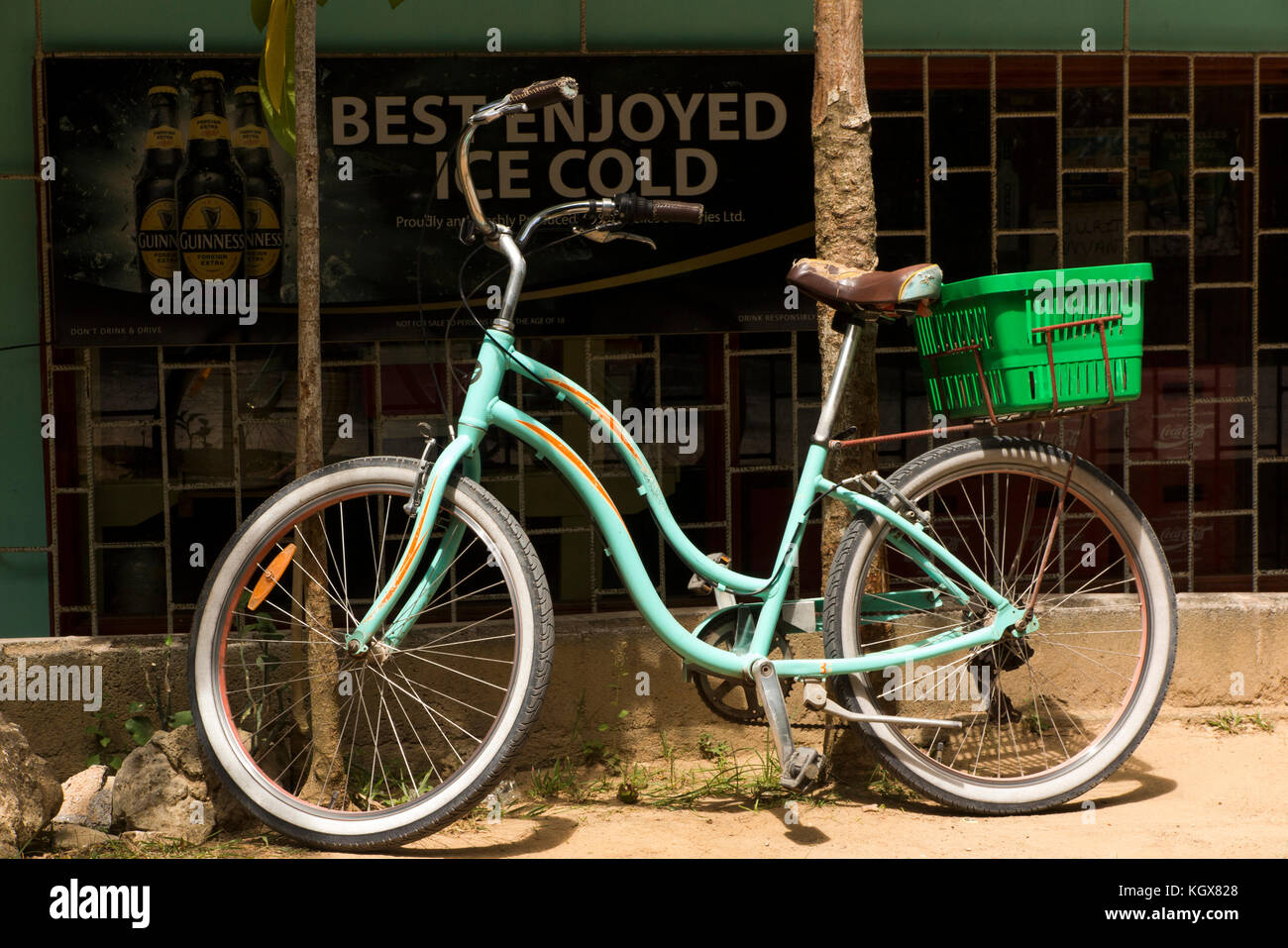 Die Seychellen, La Digue, La Passe, meine Damen Fahrrad ausserhalb des Dorfes shop Stockfoto