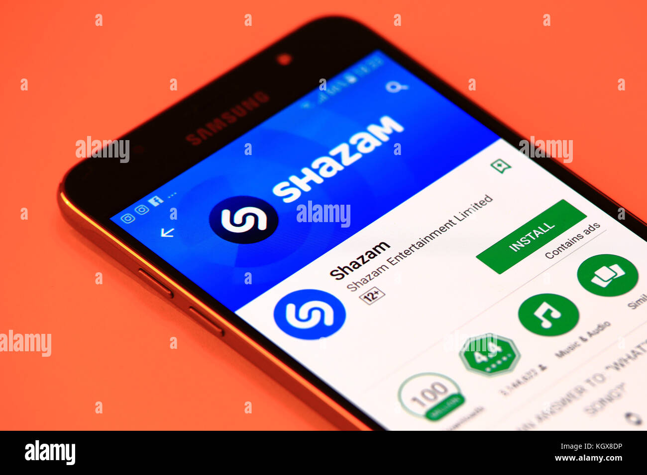 New York, USA - Oktober 29, 2017: shazam Anwendung im Spiel speichern. shazam Anwendung auf dem Bildschirm des Smartphones. Stockfoto