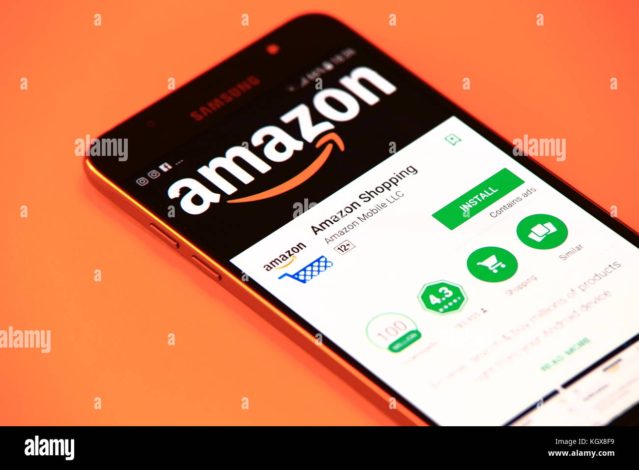 New York, USA - Oktober 29, 2017: amazon Anwendung im Spiel speichern. Amazon mobile Anwendung auf dem Bildschirm des Smartphones. Stockfoto