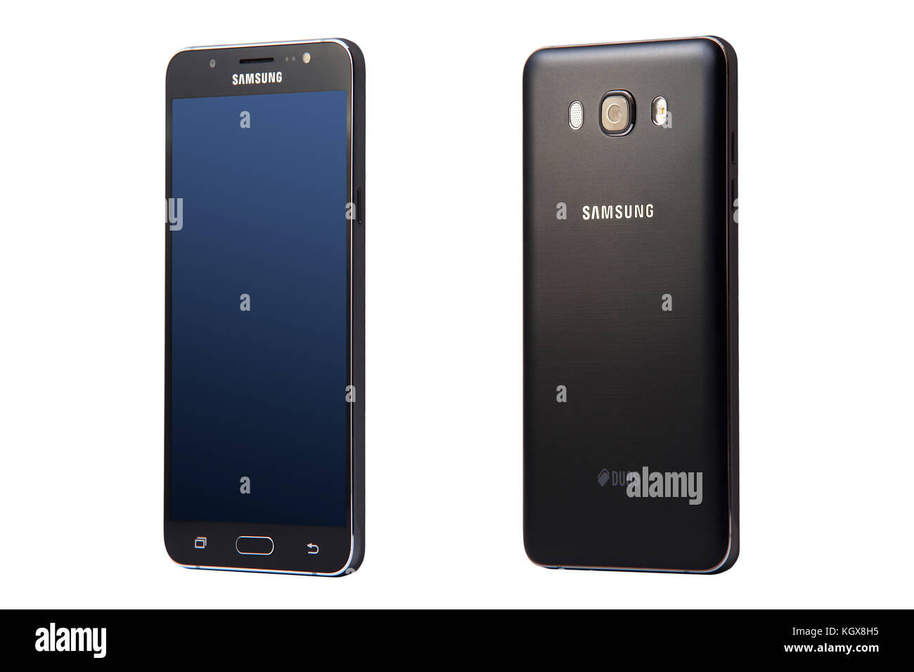 New York, USA - 29. Oktober 2017: Perspektivische Ansicht des Samsung Galaxy J7 Smartphones isoliert auf weißem Hintergrund. Stockfoto