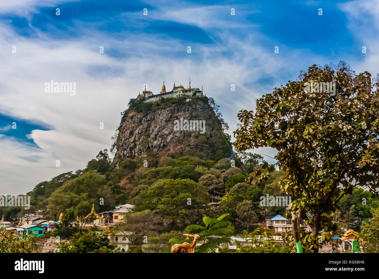 Taung Kalat (Pedestal Hill) in der Nähe von Mount Popa, mit einem buddhistischen Kloster auf der Oberseite Stockfoto