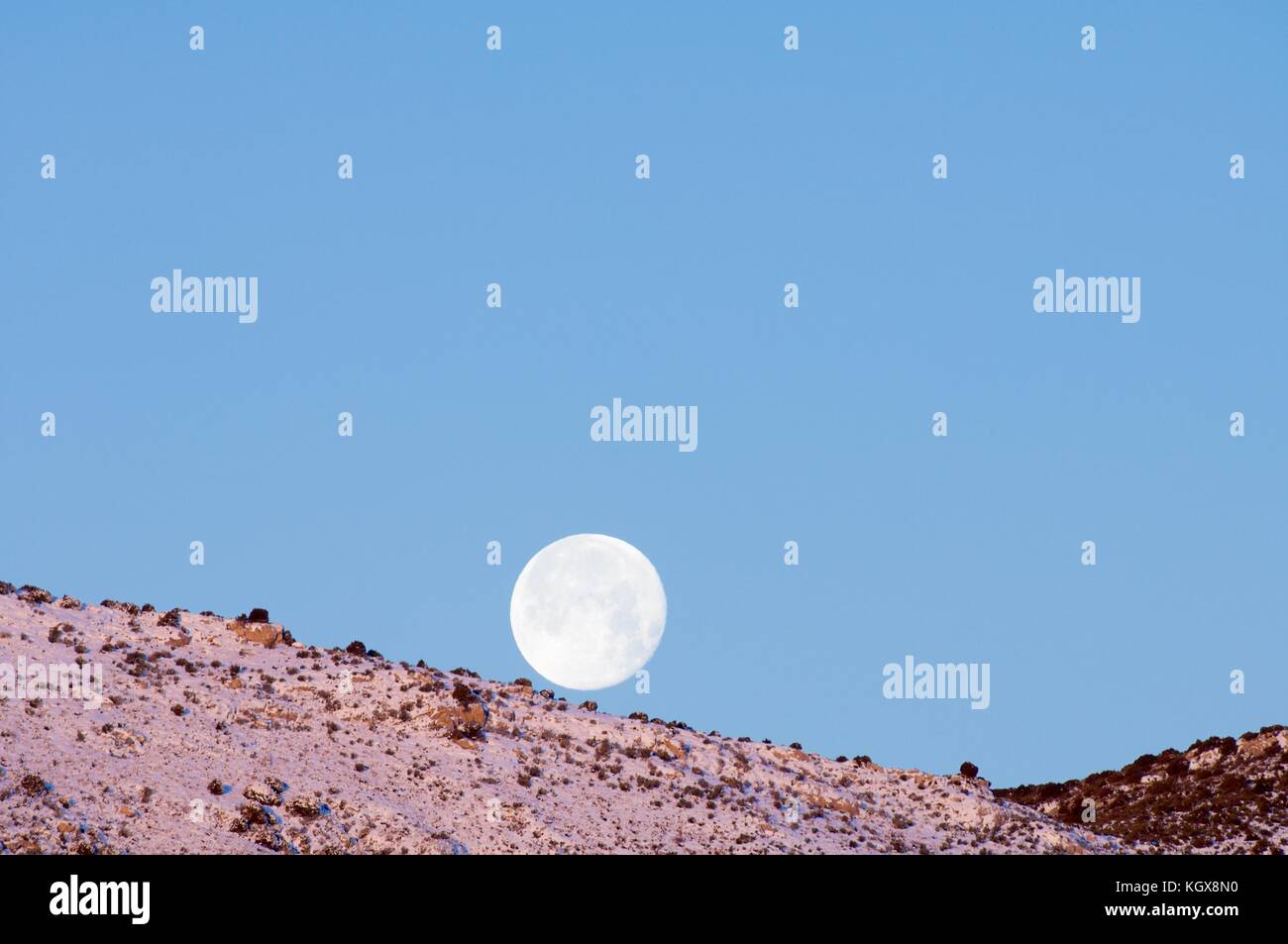 Schneelandschaft bei Sonnenaufgang mit Mond in Bergen, Saragossa, Aragon, Spanien Stockfoto