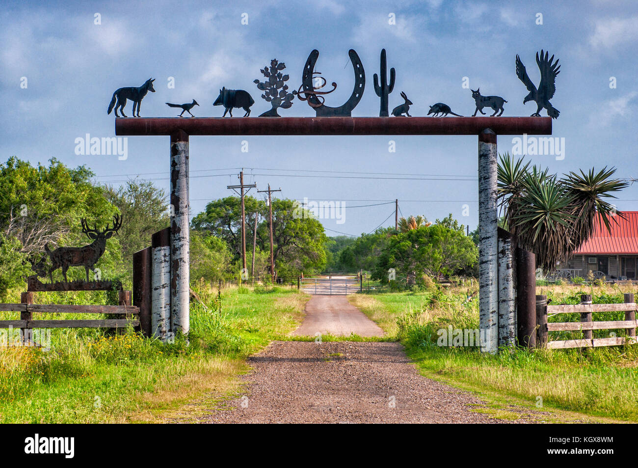 Schmiedeeiserne Tor am Ranch Eingang am TX-70 Highway in der Nähe von Alice, Gulf Coast Region, Texas, USA Stockfoto
