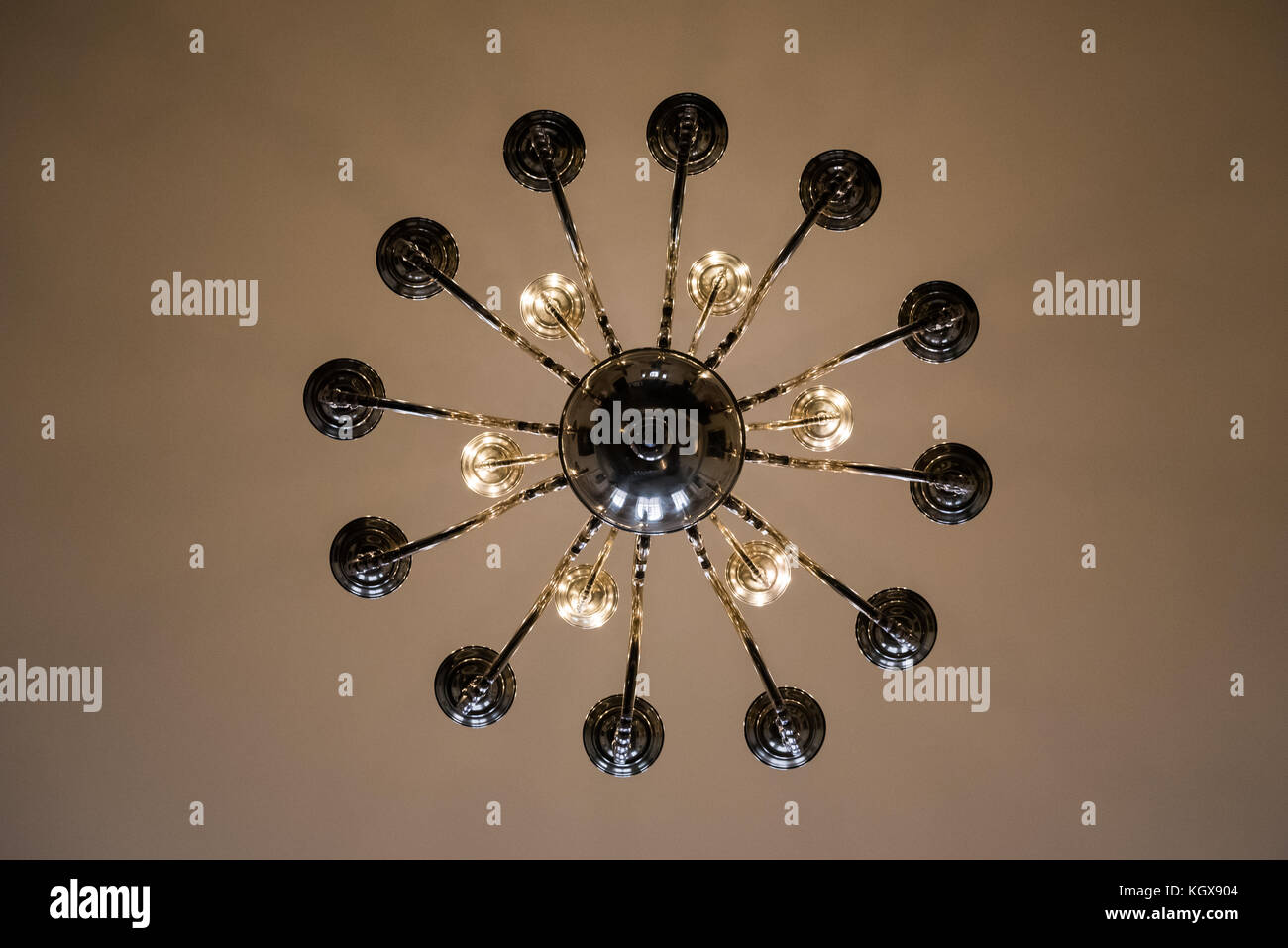 Mit mehreren Waffen Lampe in zwei Kreisen, die die Zimmer im Zentrum Dome gegen eine beige Decke Stockfoto