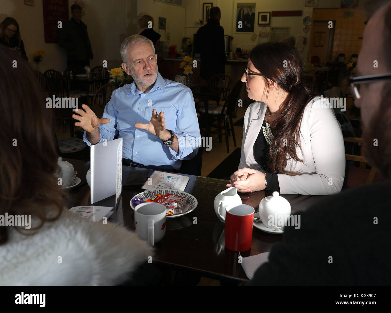 Arbeitsleiter Jeremy Corbyn und Parlamentsabgeordnete Laura Pidcock in Geraldine's Cafe in Consett, County Durham. Stockfoto