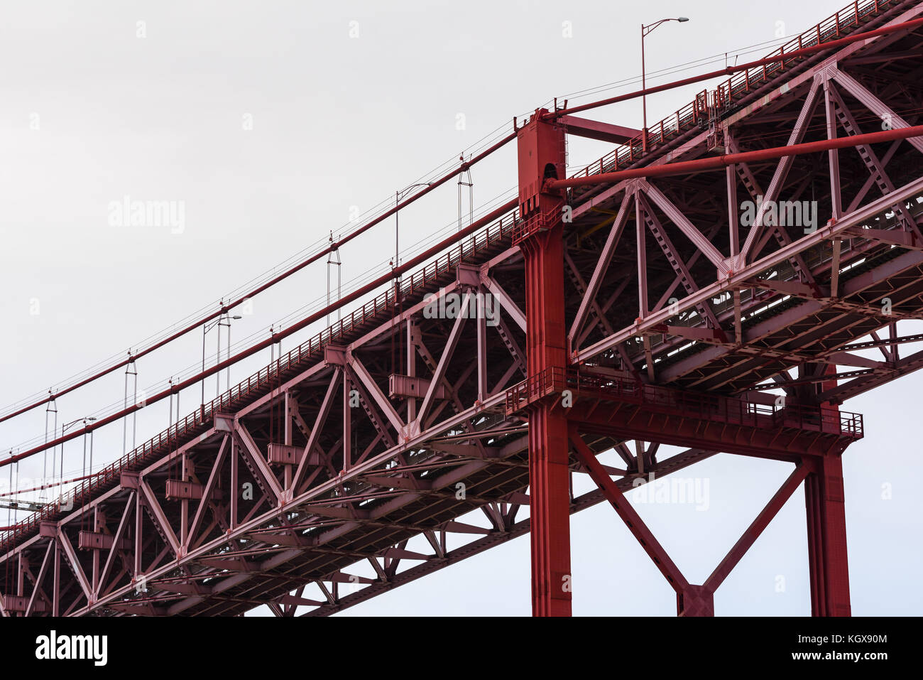 Details Der Brucke 25 De Abril Lissabon Mit Stahltragern Strahlen Spalten Gelander Halterung Fur Die Federung Der Kabel In Verschiedenen Schattierungen Von Rot Auf Bewolkten Tag Stockfotografie Alamy