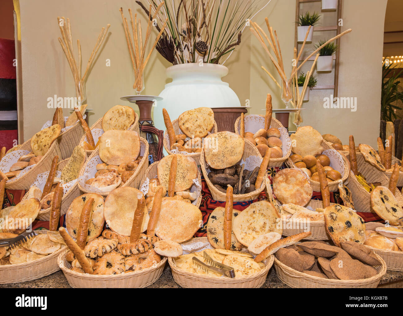 Auswahl an verzierten Brot Brote auf ein luxuriöses Restaurant Buffet Bar Stockfoto