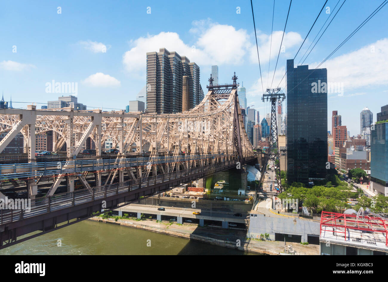 New York USA New York ed Koch Queensborough Bridge über Roosevelt Island und dem East River Queens mit Manhattan New York USA Stockfoto
