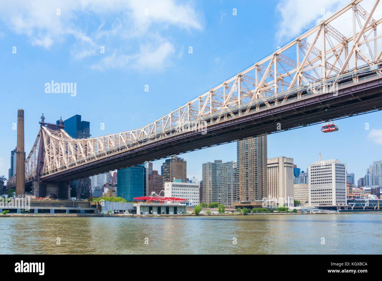 New York USA New York ed Koch Queensborough Bridge über Roosevelt Island und dem East River Queens mit Manhattan New York USA Stockfoto
