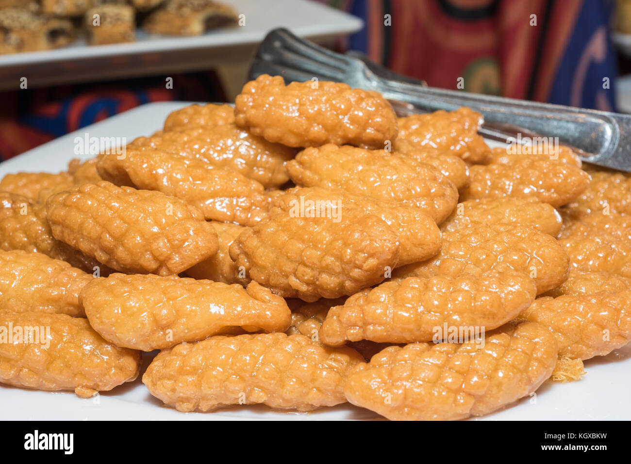 Anzeige für die Auswahl von süßen orientalisches Gebäck essen mit Schein Muscheln in einem luxuriösen Restaurant Buffet Bar Stockfoto