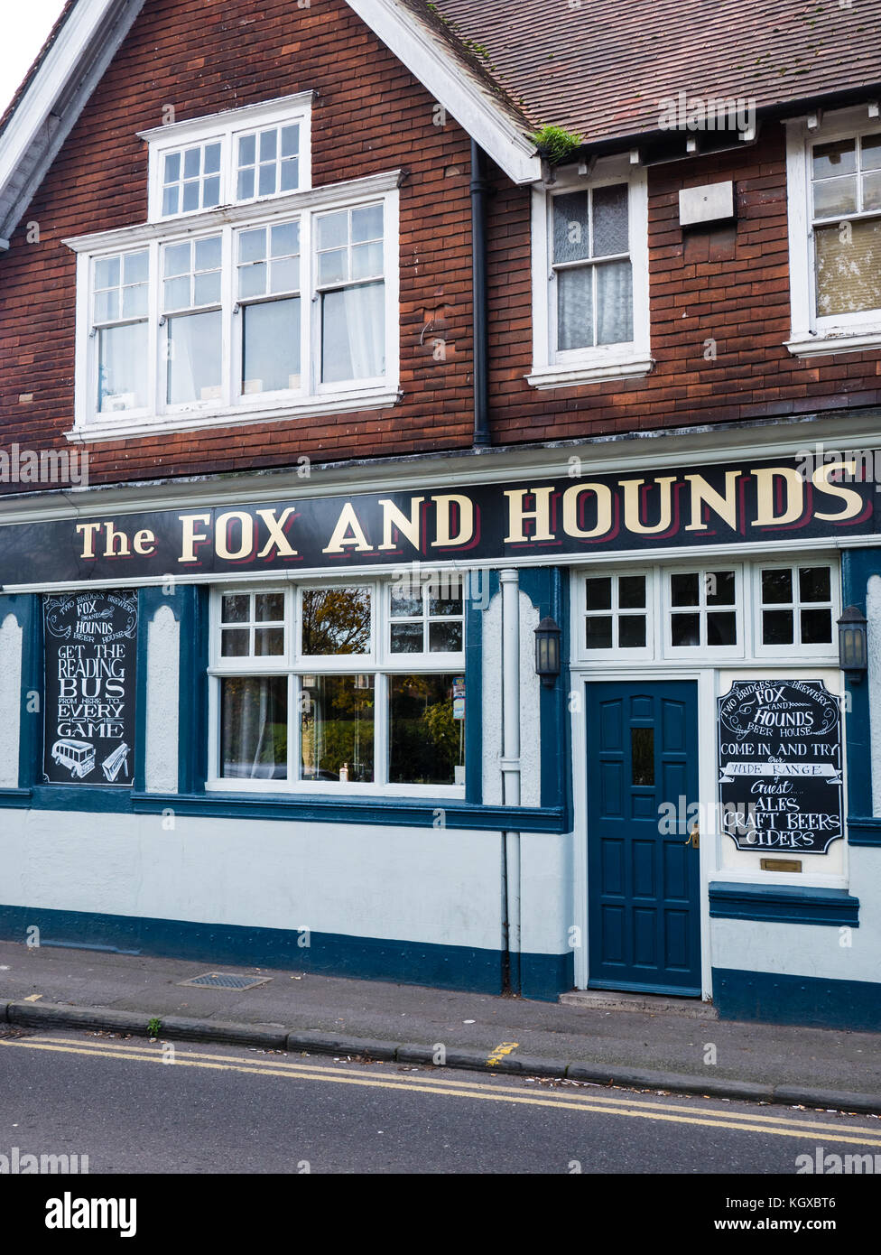 Der Fuchs und Jagdhunde Pub, mit dem Nerk Zwillinge Plakette, Caversham, Reading, Berkshire, England Stockfoto