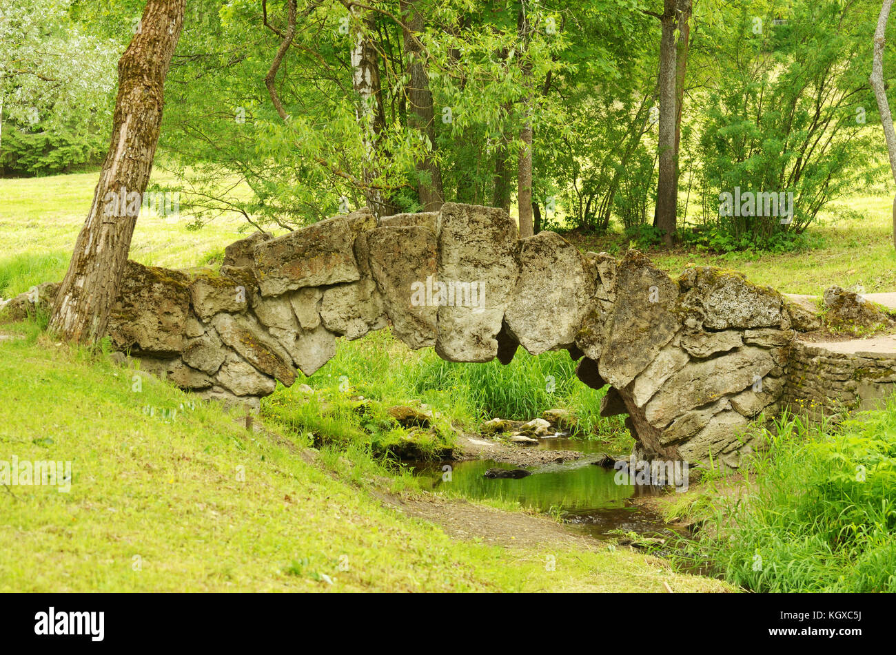 Eine kleine Brücke aus Stein in der schönen und gepflegten Park. Stockfoto